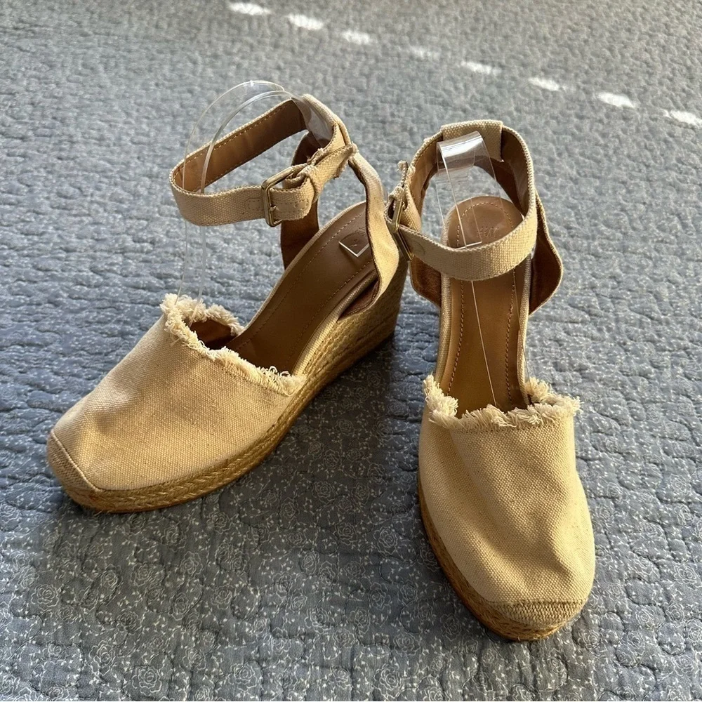 H&M Espadrille Wedge Closed Toe Beige 3.5” Heel Canvas Size 10